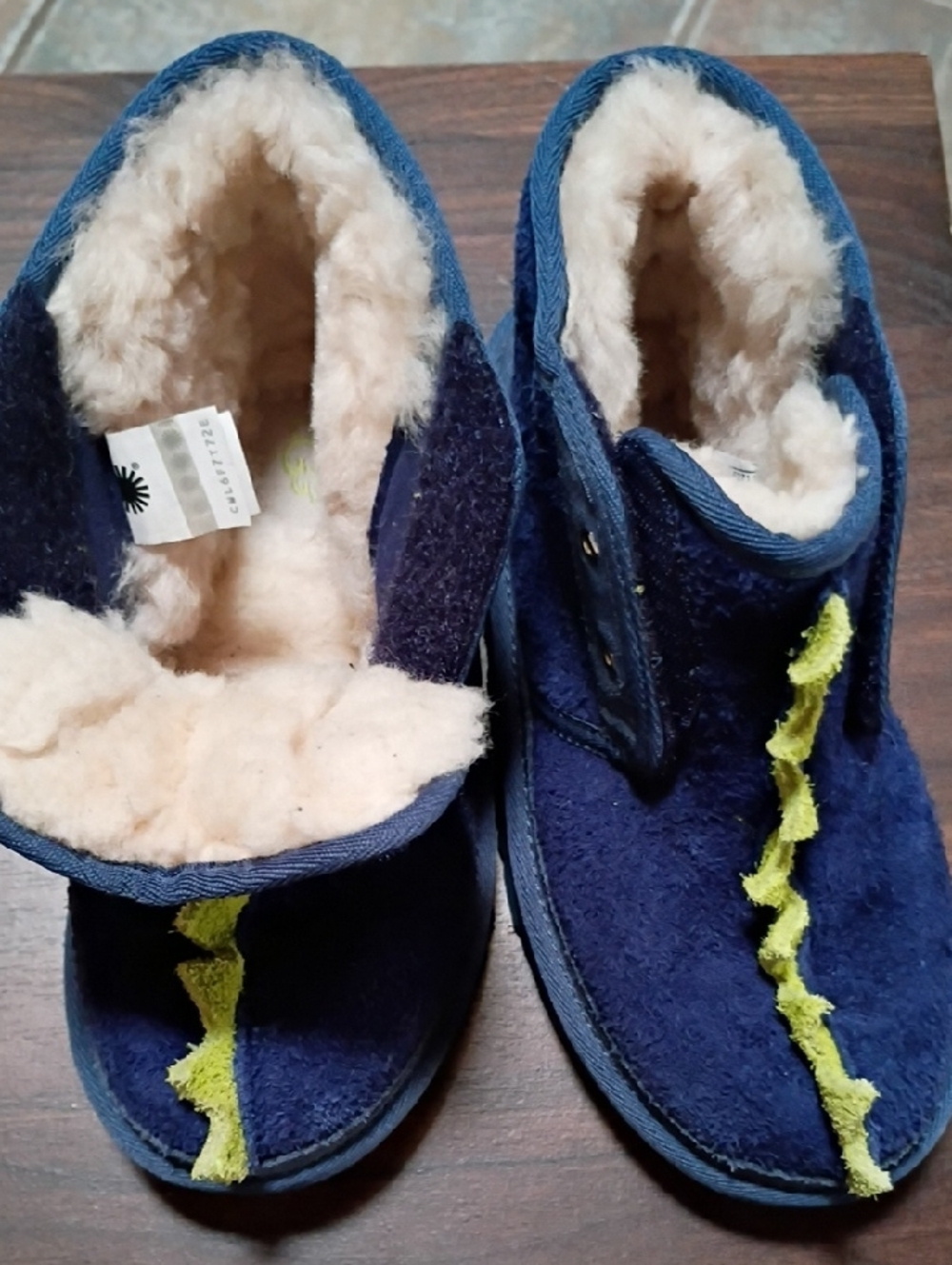 UGG Kids Navy Plush Slippers with Lime Trim and Cream Lining - Picture 4 of 9